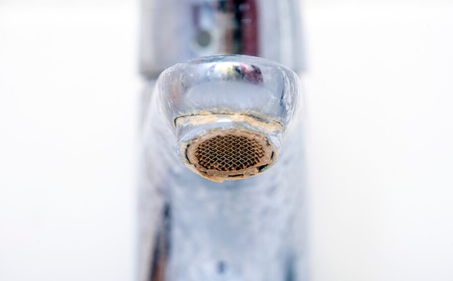 Close-up,Dirty,Faucet,With,Limescale.,Sink,Faucet,With,Rust.